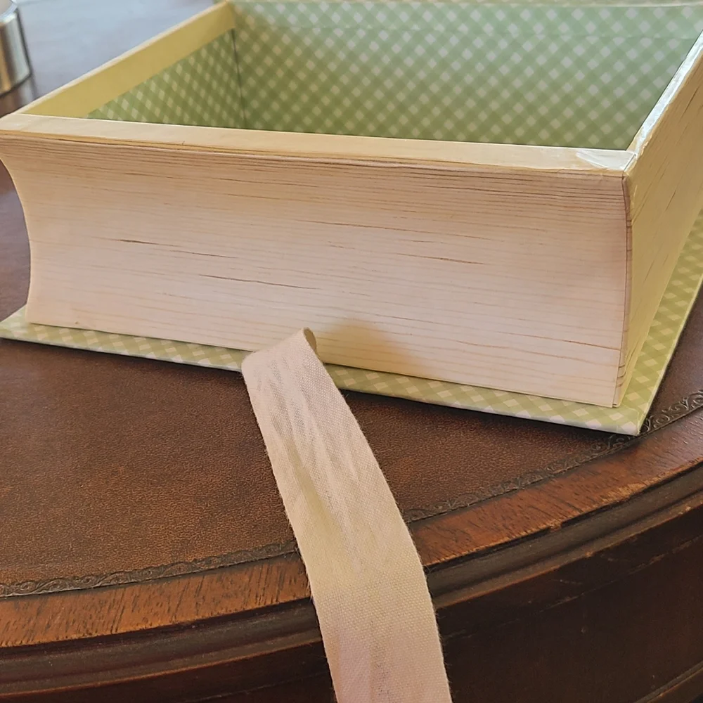 Marjolein Bastin book shaped box with ribbon ties.🐣